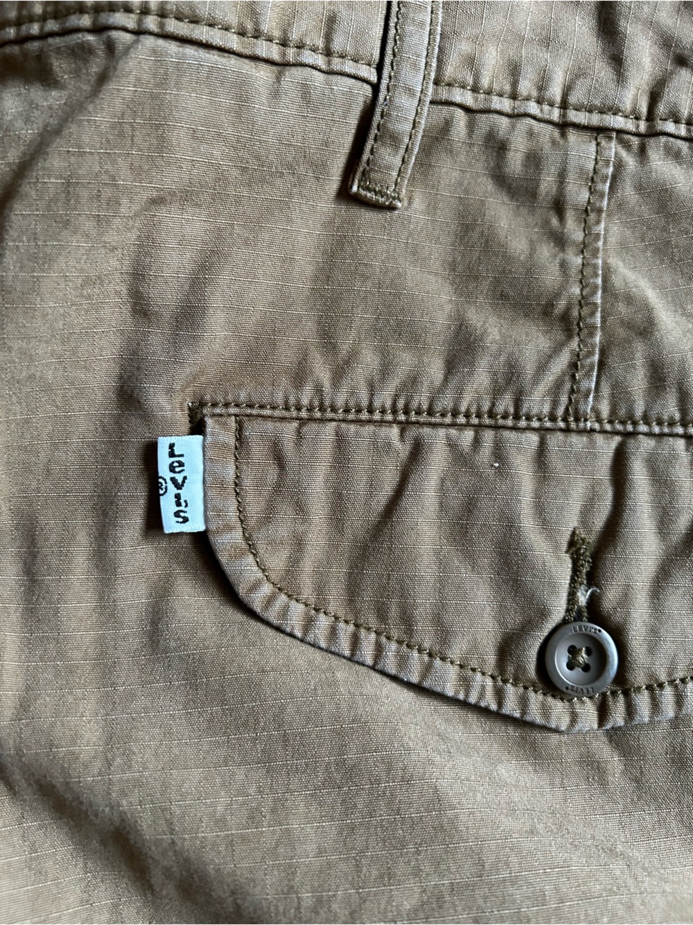Levi's Brown Cargo Shorts with Multiple Pockets - Picture 4 of 4